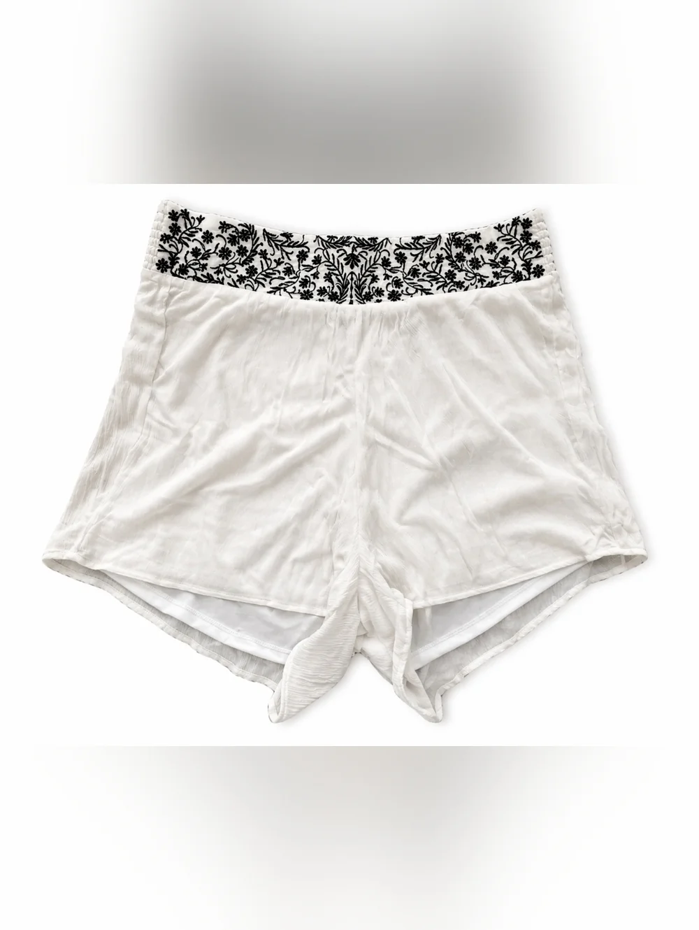 torrid Plus Size Off White Textured Shorts with Black Print Detail Size 22/24 - Picture 3 of 6